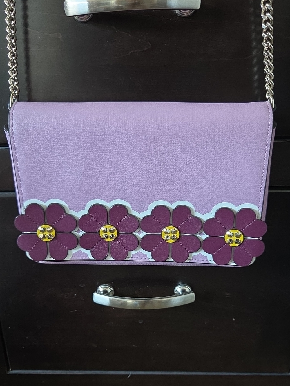 KATE SPADE SYLVIA GRAPHIC CLOVER APPLIQUÉ CHAIN WALLET — ORCHID MULTI